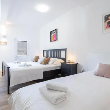 St Stephen Apartment *